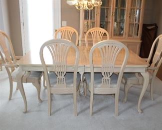 NICE DINING TABLE W/8 CHAIRS, 2 LEAFS & PADS