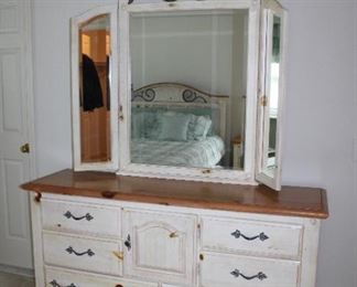 DRESSER W/MIRROR
