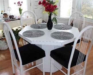 FORMICA KITCHEN TABLE W/4 CHAIRS