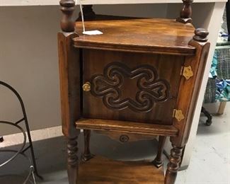 Nice little humidor.  No ashtray slot on top or we could have called it a  smoking stand.  Love the handle.