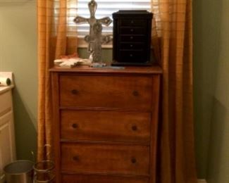 Chest of drawers with lots of storage and a versatile size