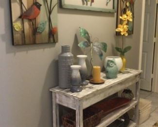 Bright and cheerful wall decor and table accessories 