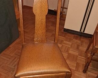 5 Antique Oak Dinning Chairs