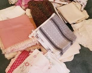 Vtg Linens Tablecloths