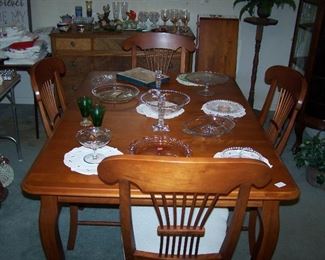 NEWER CHERRY DINING TABLE & 4 CHAIRS  (TABLE HAS TWO LEAVES) & GLASSWARE