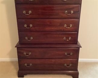 Beautiful 7 drawer dresser with little to no wear.  Very good condition!