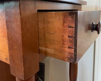 Antique restored Shaker end or bedside table in excellent condition. Handmade in 1800s. Measures 21" wide, 16.5" deep and 28" tall
