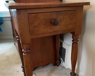 Antique restored Shaker end or bedside table in excellent condition. Handmade in 1800s. Measures 21" wide, 16.5" deep and 28" tall