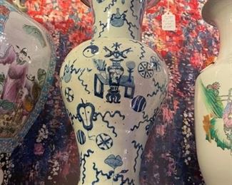 Antique Chinese vase on stand from the Qing Dynasty 