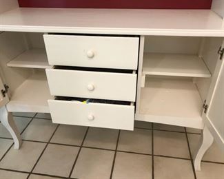 More pictures of the farm style hutch with storage doors open and drawers pulled out. Excellent condition. Beautiful cabinet 