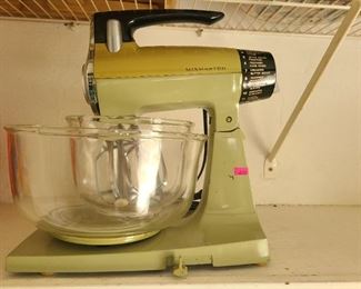 Vintage Sunbeam 12 speed mix master - avocado green