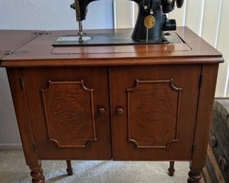 Singer Sewing Machine with Sewing Table