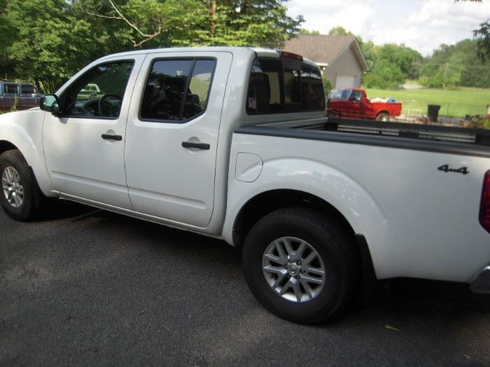 2017 Nissan Frontier 4x4 , loaded only 20900 miles like new