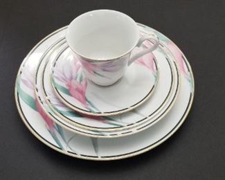 Vintage EUC Pfaltzgraff Sharon 5 piece place setting. Service for 8