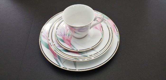 Vintage EUC Pfaltzgraff Sharon 5 piece place setting. Service for 8