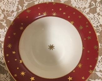 Mint, never used! These vintage soup bowls are from the Sakura Galaxy Red Collection. Discontinued, rare and hard to find.  These 4 soup bowls are skillfully handcrafted fine porcelain and beautifully decorated with 14K gold.