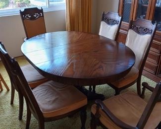 Dining room table, 6 chairs, 2 leaves.