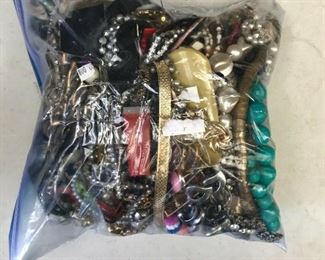 https://www.ebay.com/itm/114855430302 OR7016 VINTAGE FASHION JEWELRY LOT Buy-It-Now $19.99