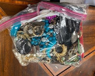 https://www.ebay.com/itm/124776490511 TM9449 Fasion Jewelry Lot: 3.5+ Pounds Buy-It-Now $19.99