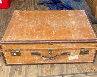 https://www.ebay.com/itm/114855415052 WRY5053 Vintage Hartmana Skymate Luggage with Leather Trim UShip or Local Picku Buy-It-Now $19.99