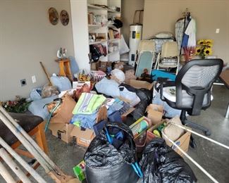 Various items in garage 