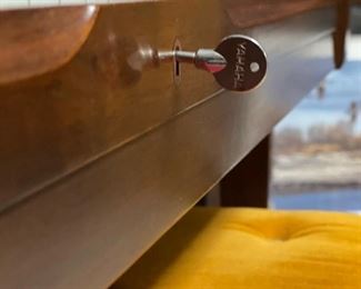 YAMAHA U1R Walnut Upright Piano - Excellent Condition