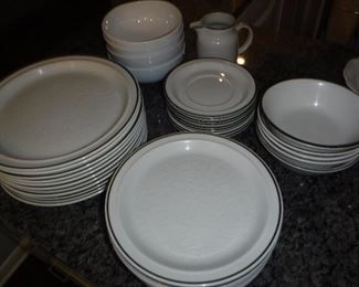 Royal Doulton china - Ting pattern , 11 dinner plates with additional pieces