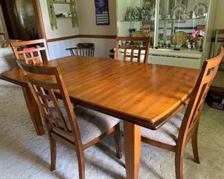 Vintage maple dining room table, six chairs, one leaf. Excellent condition