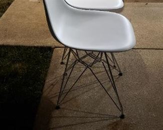 Modern Set of 4 White Plastic & Chrome Metal Eiffel Base DSR Style Shell Dining Side Chairs EUC     $150