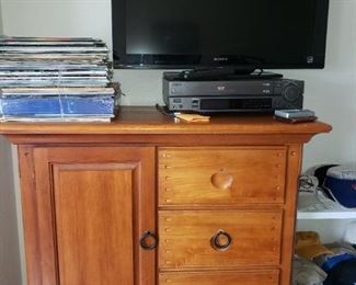 Chest of Drawers
Records & TV