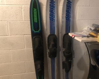 O’Brien skis 