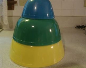 Pyrex mixing bowls