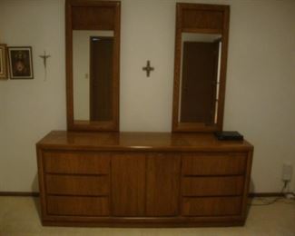 Dresser with 2 mirrors