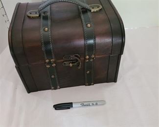 Lightweight Chest with Handle on Top