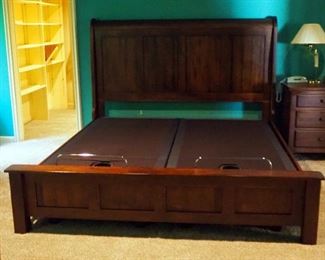 Daniel's Amish Solid Wood King Size Bed, Sealy Posturepedic Adjustable Base, With Remote, Powers On, 59.5" x 82" x 87"