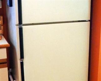 Kenmore Refrigerator Freezer, Model 363.9741783, 67" x 31.5" x 31", Plugged In Powered On