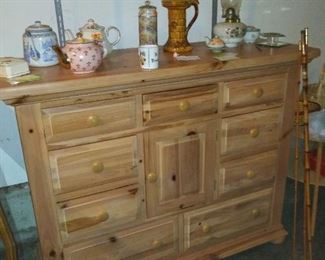 Broyhill dresser. Lovely condition.