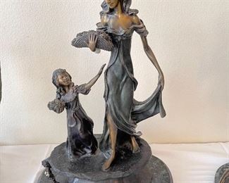 Mother and child sculpture 