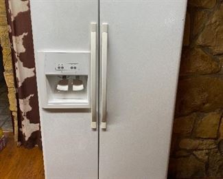 White Whirlpool Side by Side Refrigerator
With in door ice and water dispenser