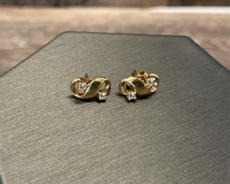 14k Gold Stud Earrings set with sapphires total weight is 2.45 grams
