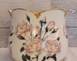 Goebel Smithsonian Collection Trinket Dish is a reproduction of a piece in the Smithsonian Institution Museums