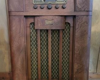 Reproduction Art Deco Radio by Thomas
Tested and Works great
22in w x 10in d x 34in h