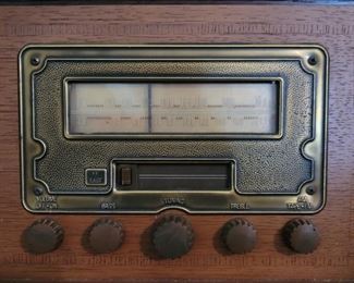 Reproduction Art Deco Radio by Thomas
Tested and Works great
22in w x 10in d x 34in h