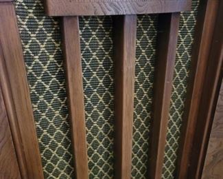 Reproduction Art Deco Radio by Thomas
Tested and Works great
22in w x 10in d x 34in h