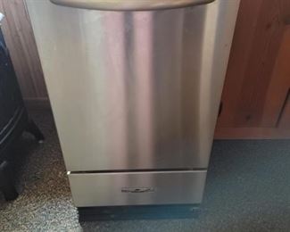 Kitchen Aid Stainless Ice Maker AS IS
Has power but not certain if making ice?