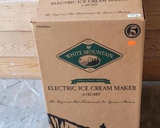 White Mountain 6 Quart Electric Ice Cream Maker
Tested and Working