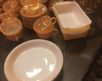 I think the casserole / side dishes are fire king 