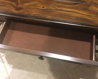 Not sure why this pics are in this order...next to see the actual coffee table