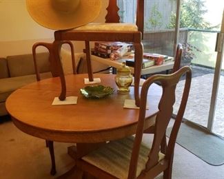 beautiful oak table and 4 nice chairs