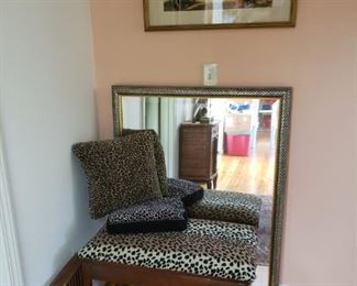 very nice mirrors, There are 2, lidded seat